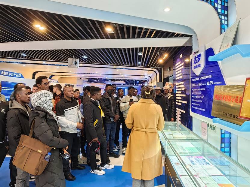 軟件工程留學生赴武漢、深圳參訪，深入體驗中國科技創(chuàng)新——武漢軟件開發(fā)的實踐與啟示